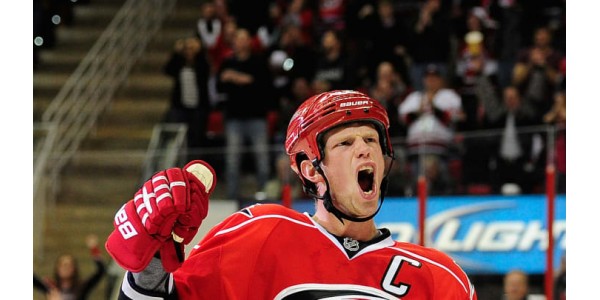 Eric Staal est honoré de porter le maillot des Hurricanes de la Caroline pour dire adieu à la LNH